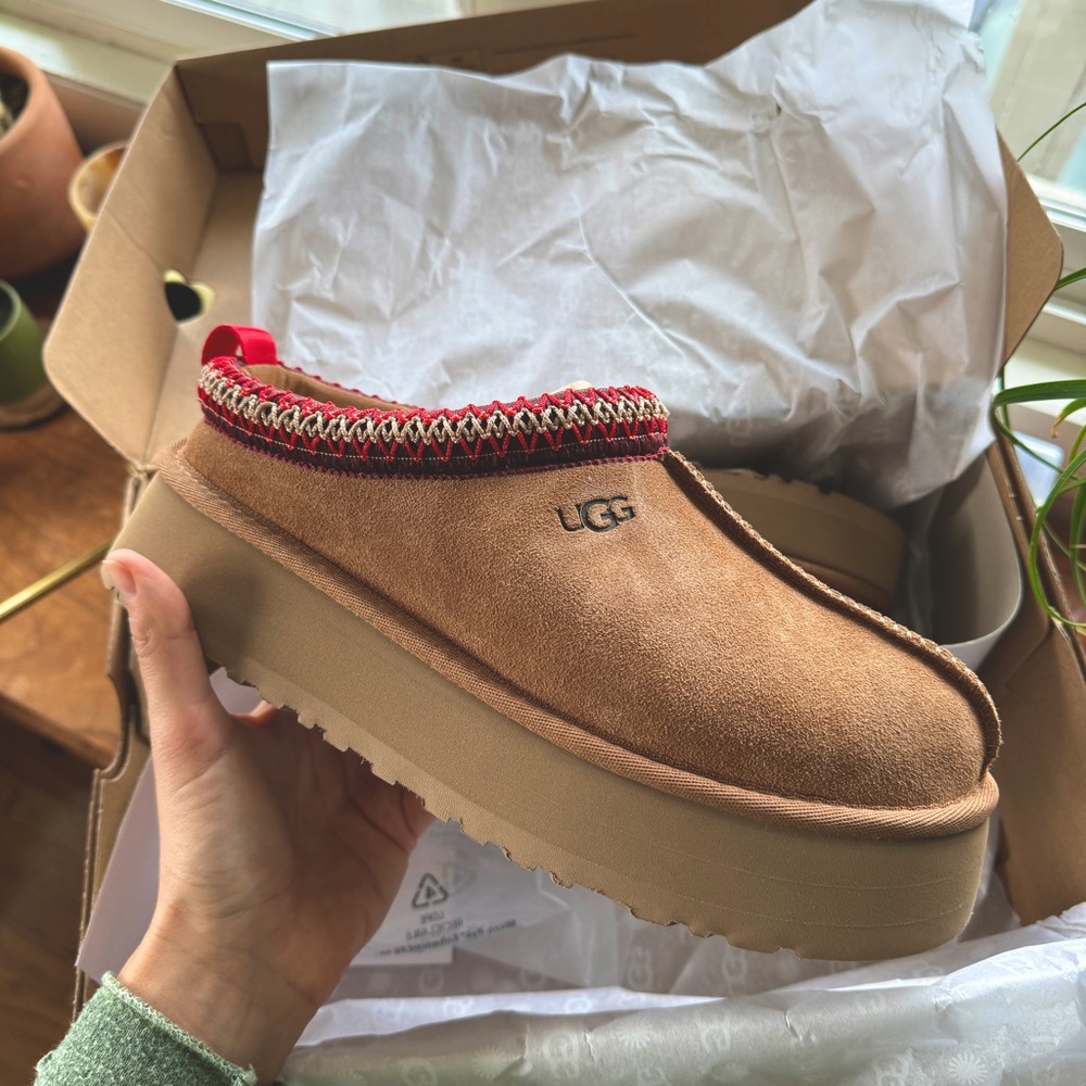 Brand New, Authentic Ugg Tazz in Chestnut